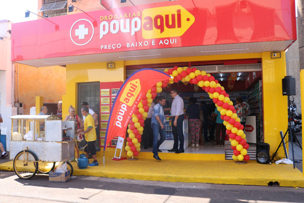 A Drogarias PoupAqui fica localizada na Avenida Coronel Valêncio Carneiro, 325 - Centro, em Cândido Mota