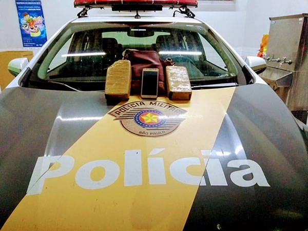 Divulgação/ Polícia Militar Rodoviária - Com elas haviam dois tabletes de crack que pesaram 1,981 quilo
