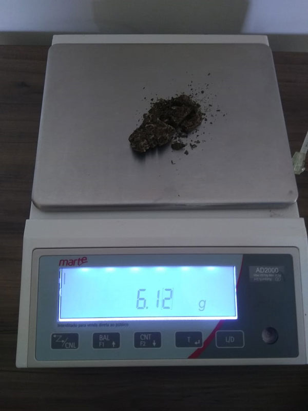 divulgação - Foram apreendidas duas porções de maconha que pesaram 6,12 gramas