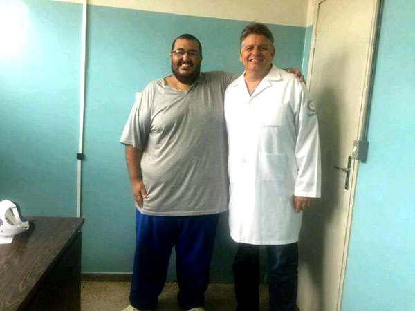 Divulgação - Thiago com o médico Paulo Teixeira Junior, responsável pela cirurgia
