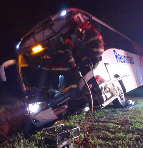Divulgação - Acidente envolveu ônibus e caminhão na Rodovia Marechal Rondon, em Botucatu
