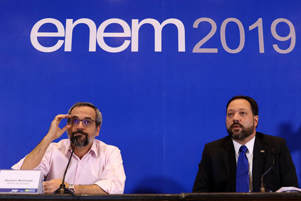Wilson Dias/Agência Brasil - O ministro da Educação (à esquerda), Abraham Weintraub, fala sobre primeiro dia de provas do ENEM