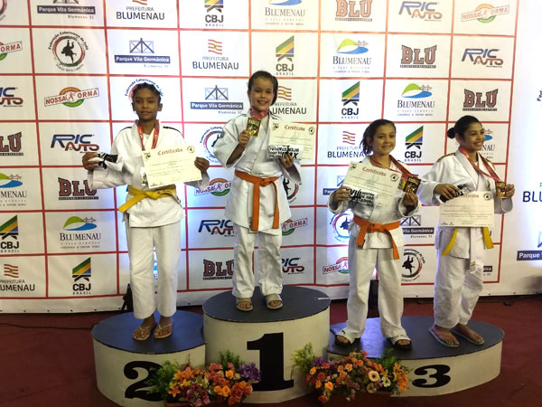 Divulgação - Rebeca (à esquerda) conquistou o título de vice-campeã do Campeonato Meeting Interestadual de Judô