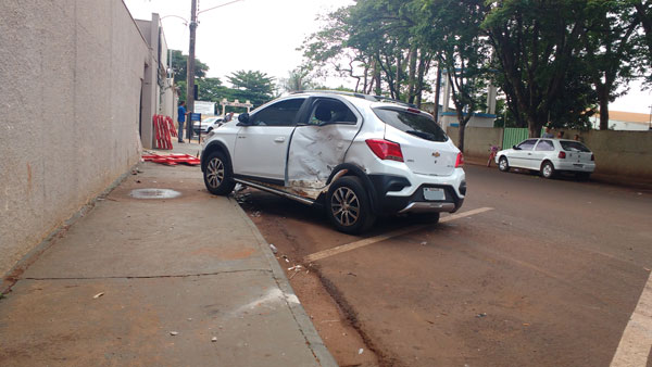 Hélcio Barduzzi - Gol atingiu um Onix com placas de Rondonópolis que estava estacionado