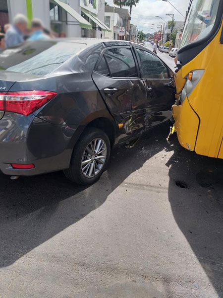 Divulgação - Veículo Toyota foi atingido na lateral direita após acidente em cruzamento no Centro de Assis