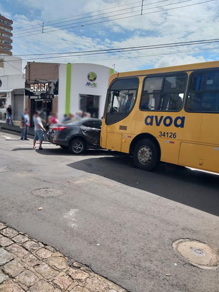 Divulgação - Acidente ocorreu no cruzamento entre a Rua Floriano Peixoto e a Rua Angelo Bertoncini
