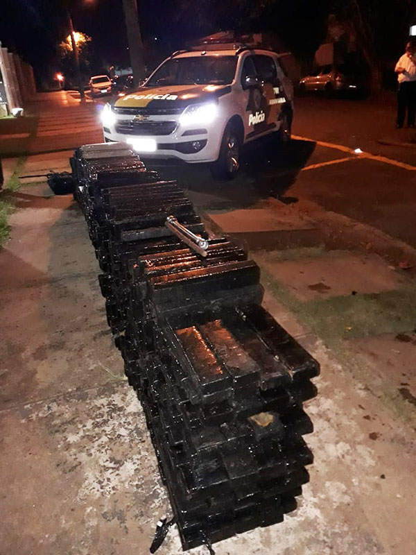Divulgação/ Polícia Militar Rodoviária - Os 902 tijolos de maconha pesaram mais de uma tonelada