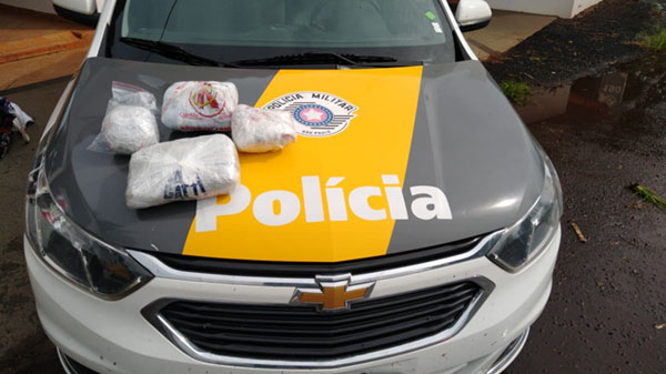 Polícia Militar Rodoviária - Divulgação - Os quatro tabletes de Skank estavam na bagagem de mão da mulher de 25 anos