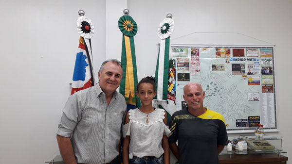 Divulgação - Graziele com o prefeito Roberto Bueno e com o treinador João Nicolau dos Santos, o Pinguinha