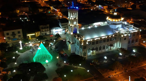 Mundozinhos - Decoração de Natal na Praça da Catedral encanta população de Assis e região