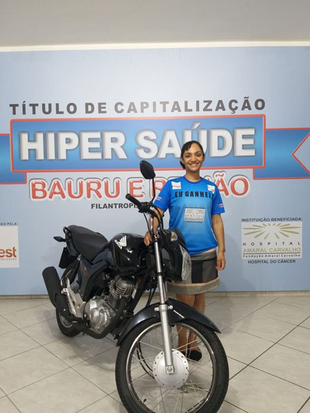 Divulgação - Elizabete Aparecida dos Santos mora no bairro Inocoop e ganhou uma moto 0 quilômetro