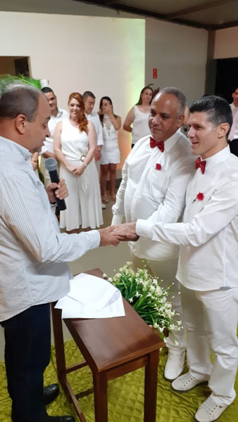 Cedida - Padre Vicente abençoou a união entre o casal Luis Carlos do Santos e Claudinei Batista de Almeida