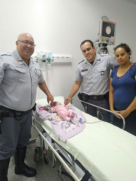 divulgação - A bebê foi reanimada pelos policiais e está bem
