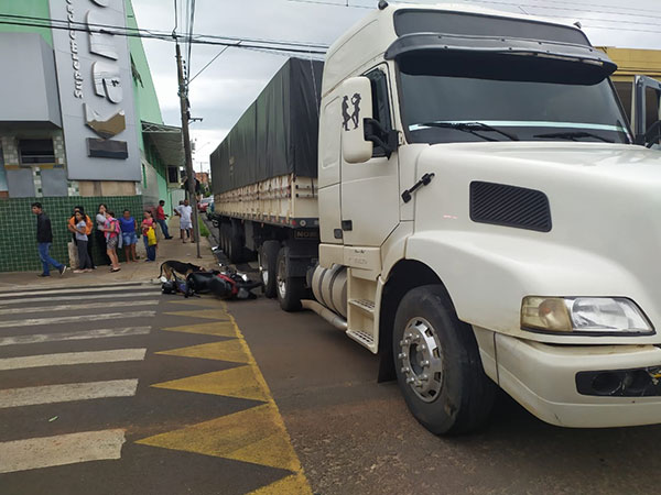 Divulgação - Carreta atingiu motocicleta em cruzamento da Avenida Getúlio Vargas, em Assis