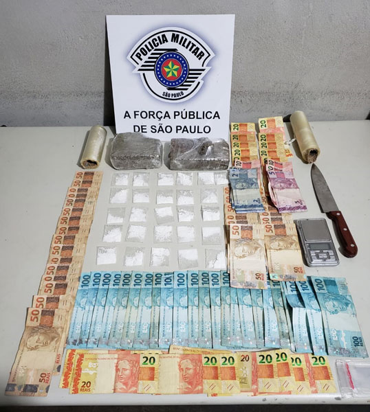 divulgação Polícia Militar - Foram apreendidas diversas porções de maconha e cocaína, além de um grande valor em dinheiro