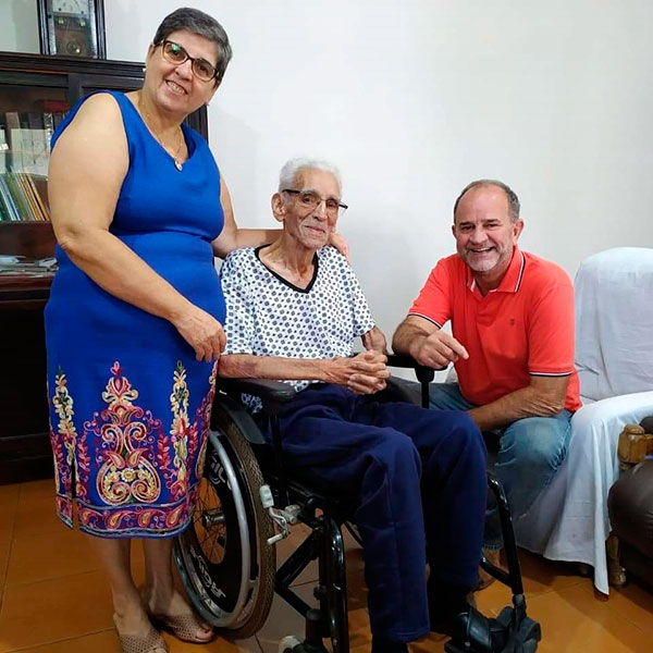 Divulgação - Monsenhor Floriano, juntamente com Ângela Canassa, recebeu a visita do amigo e prefeito José Fernandes