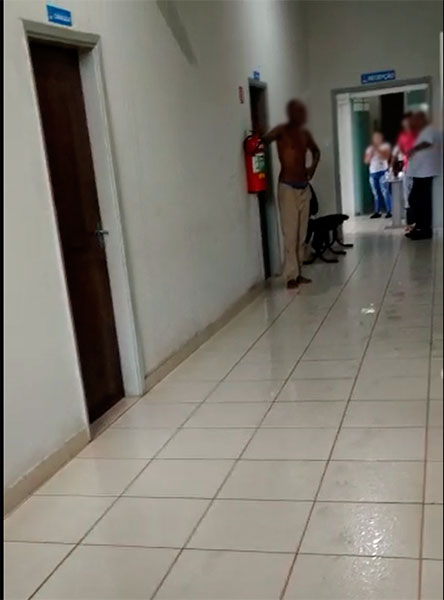 Divulgação - Homem disparou extintor de incêndio pelo corredor e ateou fogo em uma lixeira na Prefeitura de Assis