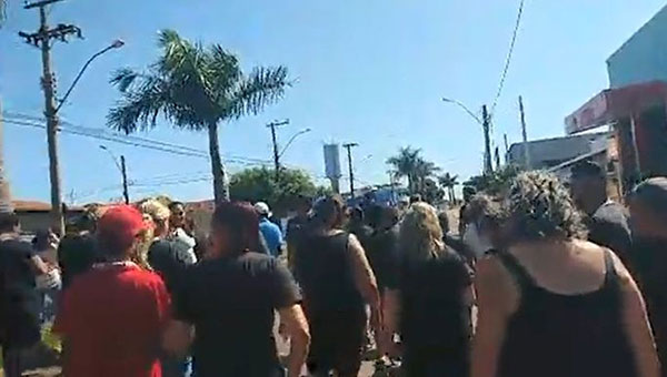 Divulgação - Moradores vestiram roupas pretas e caminharam pelas ruas de Ipaussu durante o protesto