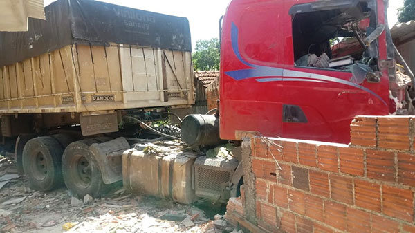 Divulgação - Caminhão invadiu e destruiu uma casa e atingiu outras duas em Ourinhos