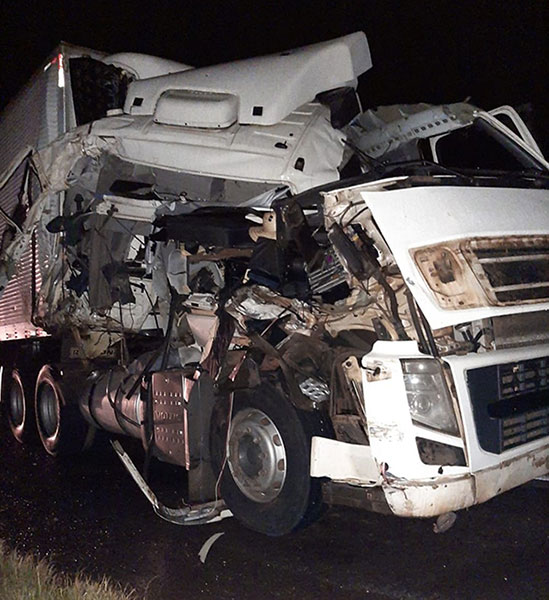 The Brothers/Divulgação - Batida entre dois caminhões deixa um dos veículos destruídos em Assis