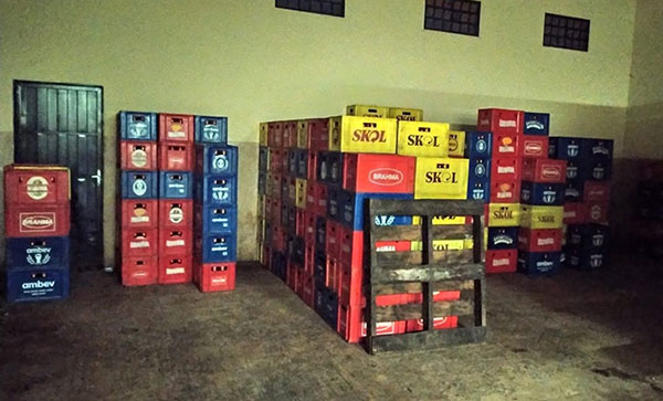 Divulgação PM - Detidos compravam bebidas de marcas baratas e colocavam rótulos de produtos mais caros