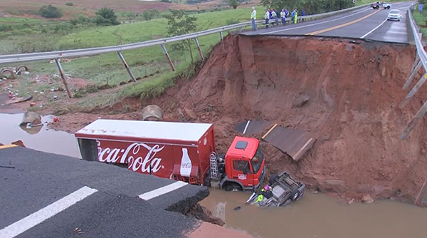 G1 - Chuva abre cratera na pista e 'engole' carro e caminhão em Júlio Mesquita