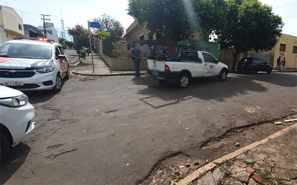 Divulgação - Segundo PM, motorista de um veículo Fiat Strada não respeitou a sinalização de Pare e bateu contra a viatura