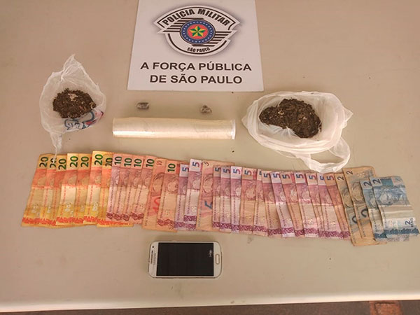 Divulgação - Dinheiro, drogas e celular apreendidos durante ocorrência em Assis