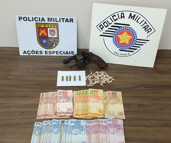 divulgação PM - Na casa foram localizadas diversas porções de crack, R$ 527,00 em dinheiro e uma arma
