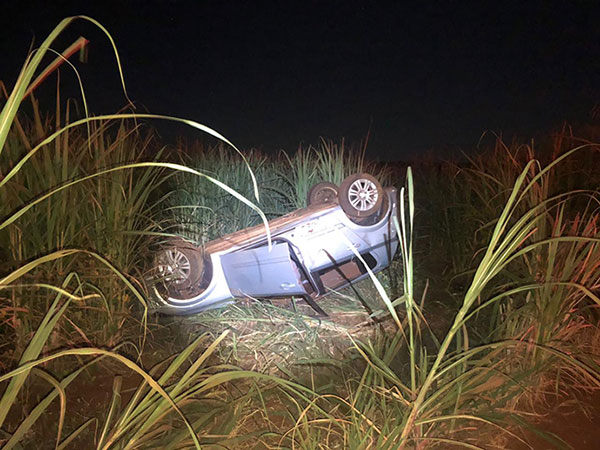 divulgação - O veículo capotou caindo em declive em um barranco próximo a um canavial