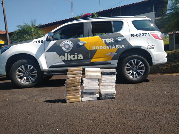 Divulgação PM Rodoviária - Os 33 tabletes de cocaína estavam em um fundo falso do carro