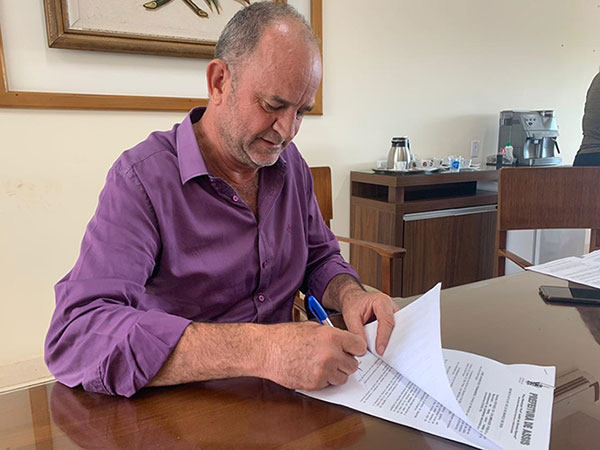 Divulgação - Prefeito José Fernandes durante assinatura do decreto de Estado de Calamidade Pública em Assis