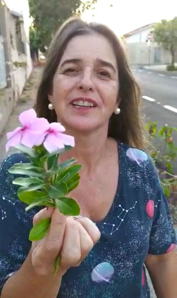divulgação - Teresinha gravava um vídeo para os amigos e familiares quando a carreata chegou em sua casa
