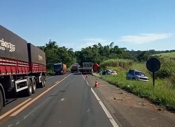 Divulgação - Duas pessoas ficaram feridas em acidente com carretas em Quatá