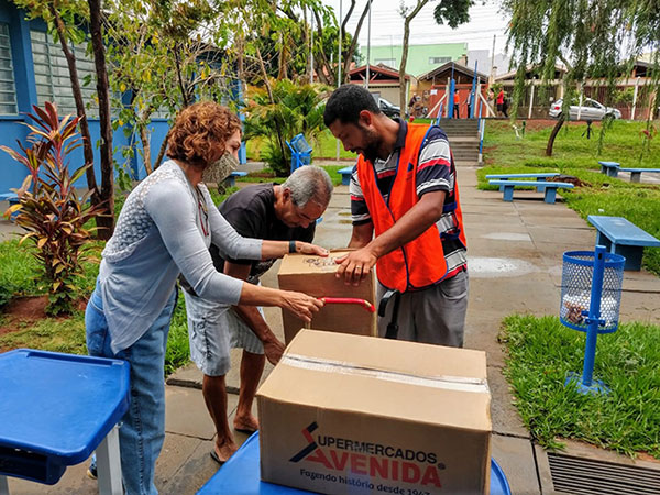Divulgação - Luciana Barreto Fernandes, presidente do Fundo Social de Solidariedade de Assis, durante entrega das cestas básicas