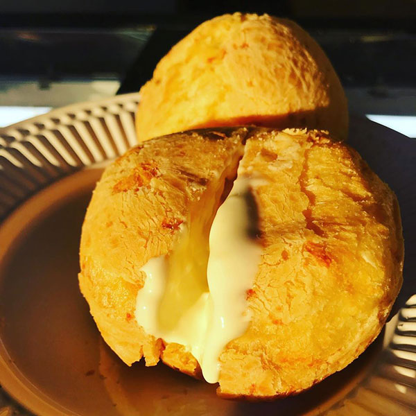 Divulgação - Pão de queijo recheado você encontra na padaria do Posto BelAssis