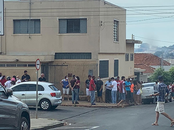 Divulgação - Fila dobrou o quarteirão neste sábado, 2 de maio