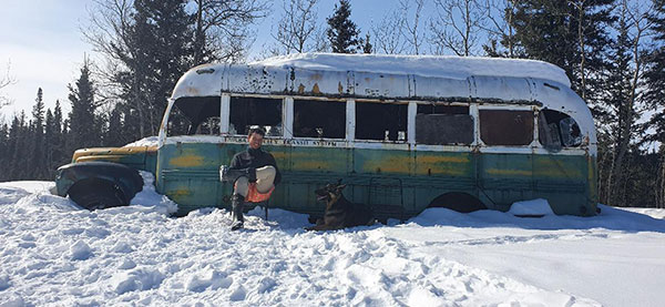Divulgação - Gabriel no famoso Magic Bus, no Alasca