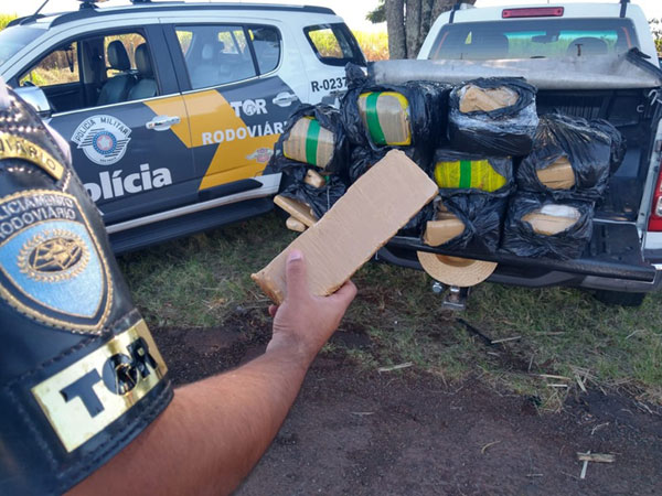 Divulgação PM Rodoviária - Droga estava sendo transportada em fardos na caçamba da caminhonete que foi abandonada na rodovia