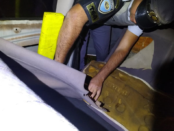 Divulgação PM Rodoviária - A droga estava escondida no encosto dos bancos dianteiros e  nas laterais do carro