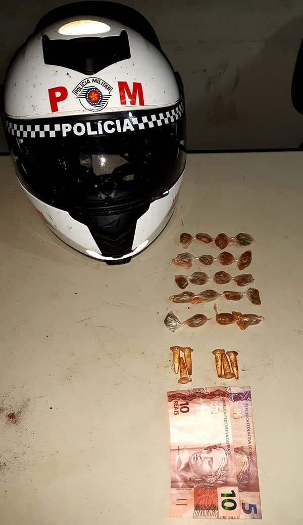 Divulgação - A polícia encontrou vinte porções de maconha e seis pinos de cocaína a quantia de R$15,00