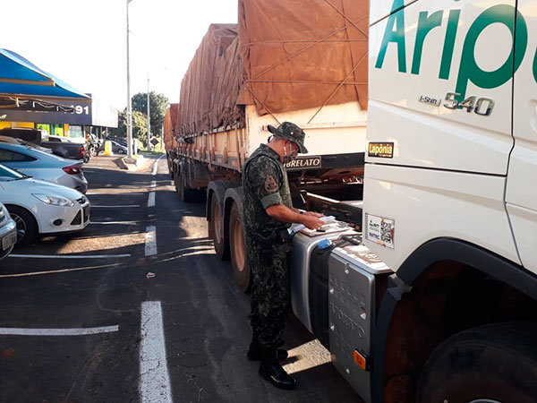Divulgação PM Ambiental - Em Marília foi fiscalizado um caminhão transportando madeira mas nada de irregular foi encontrado