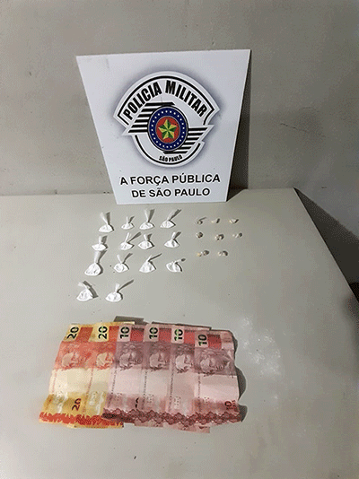 Divulgação - A polícia localizou as drogas que no total contabilizou 14 porções de cocaína e oito de crack
