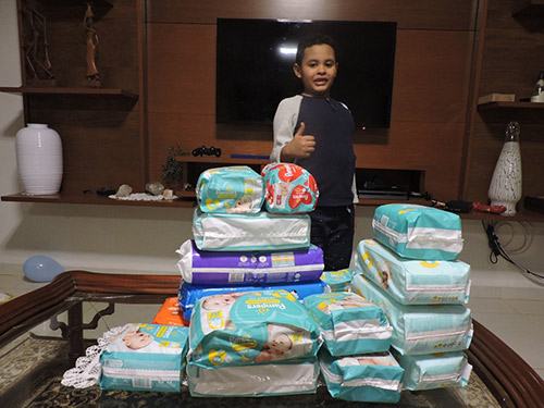 Arquivo pessoal - Menino de 7 anos pediu fraldas de presente de aniversário para doar para maternidade em Lins — Foto: Elizabete Rosa / Arquivo pessoal