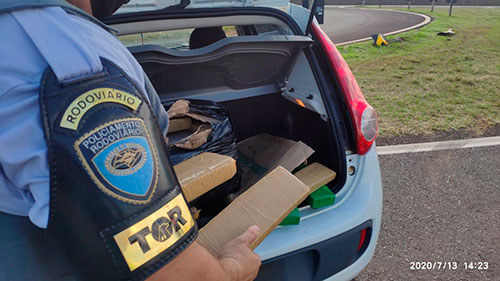 Divulgação Polícia Rodoviária - A droga foi localizada dentro do porta malas do veículo