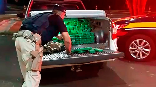Divulgação - Na caçamba da caminhonete, a polícia encontrou os tijolos, que somaram 297,82 quilos