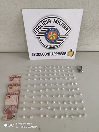 divulgação - Foram encontradas cem pedras de crack, maconha e a quantia de R$ 30,00
