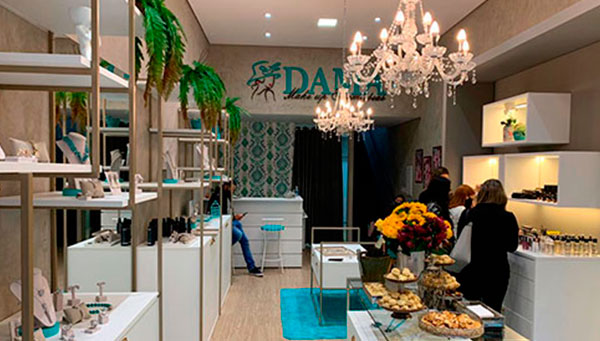 Divulgação - A loja oferece linhas de maquiagem, semijóias e produtos capilares