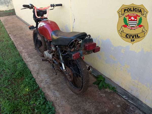 Divulgação Polícia Civil - Os policiais apreenderam uma motocicleta