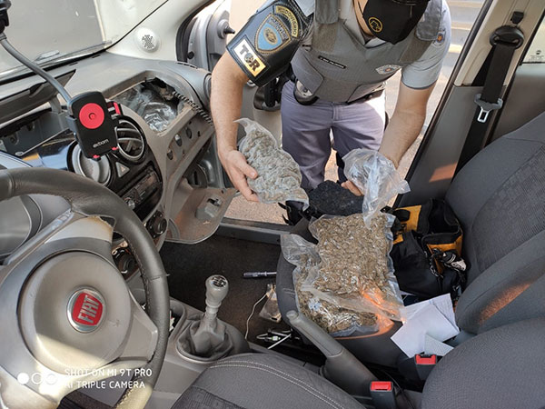divulgação PM Rodoviária - A droga estava em um fundo falso no painel do carro